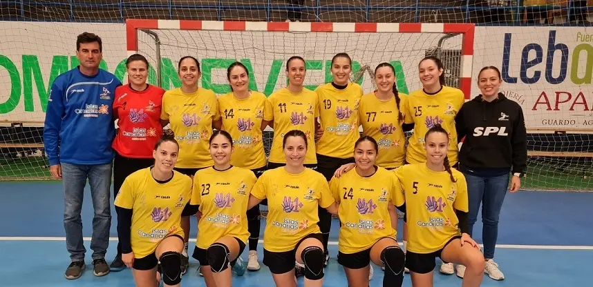 Jugadoras del Puerto del Carmen desplazas para el encuentro.