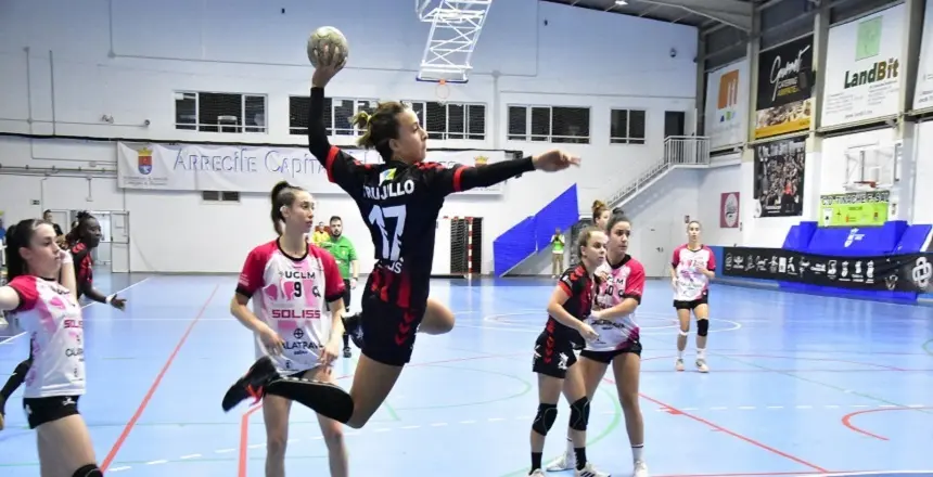 Gemma Trujillo realizando un lanzamiento en el partido de ida ante el BM Pozuelo.