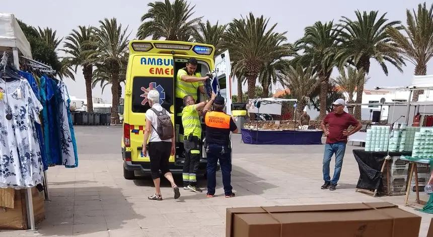 Momento del traslado de la persona en la ambulancia.