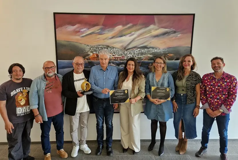 Representantes del Ayuntamiento de Tías recibiendo el galardón.
