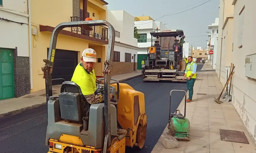 Trabajos de reasfaltado en las calles del barrio de San Francisco Javier. El alcalde visita los trabajos en la mañana de hoy 