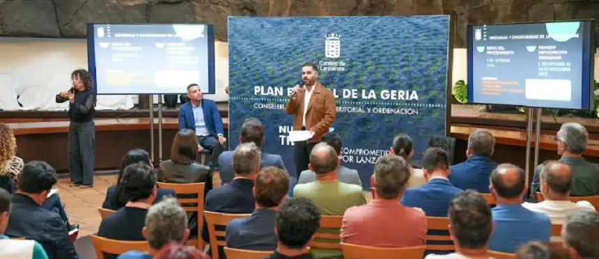 Imagen de la presentación del Plan con el consejero Jesús Machín interviniendo y el presidente del Cabildo, Oswaldo Betancort, escuchando atento. 