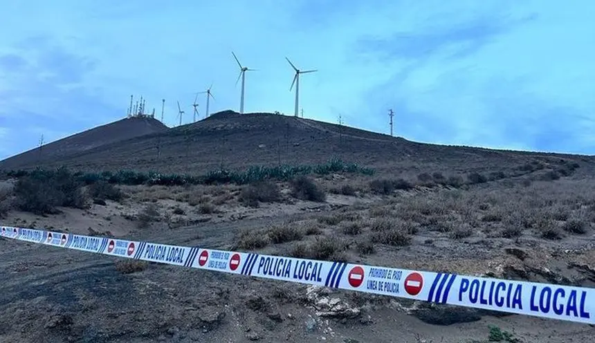 Imagen de los molinos de Montaña Mina cuando se cortó el acceso por parte de la Policía Local de San Bartolomé.