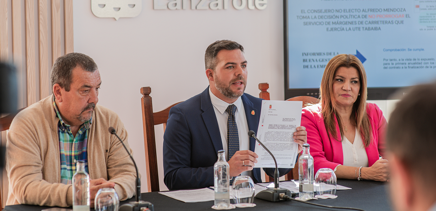 Jacobo Medina mostrando un documento durante la rueda de prensa del estado del Servicio de Márgenes del Cabildo de Lanzarote.