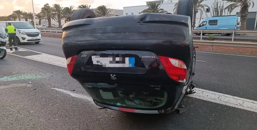 Imagen del vehículo tras el vuelco