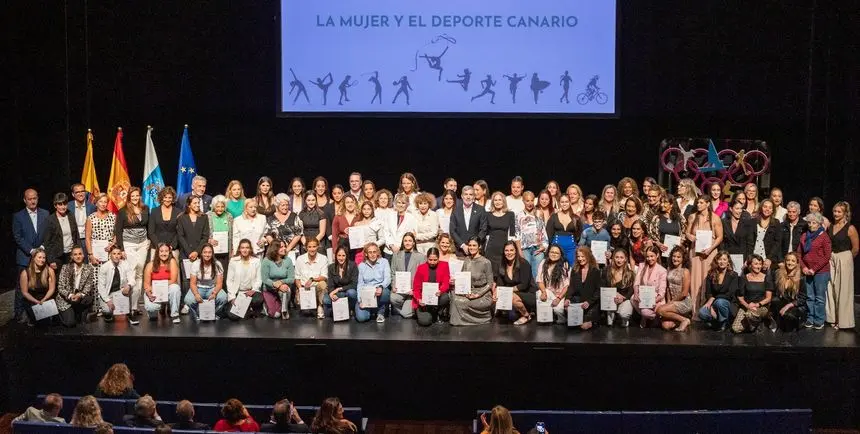 Imagen de las premiadas con el presidente del Gobierno autonómico