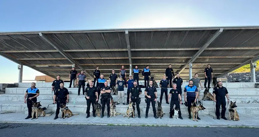 Todos los agentes policiales asistentes al curso