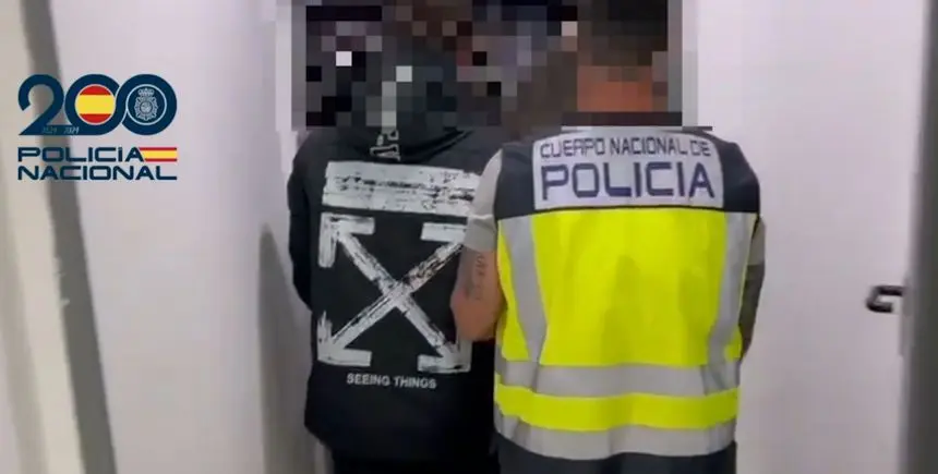 Un policía con uno de los detenidos en la operación antidroga.