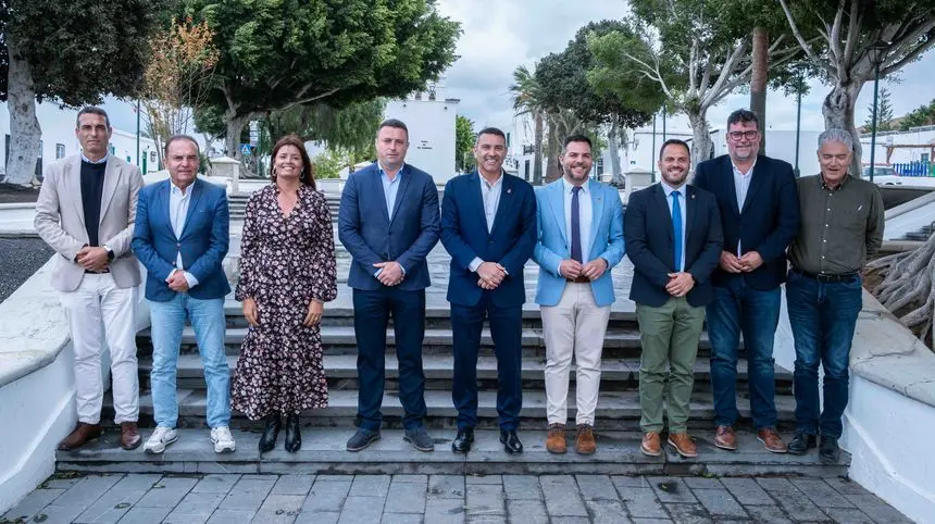 Óscar Noda junto al resto de alcaldes en uno de los encuentros realizados con Oswaldo Betancort y Jacobo Medina.
