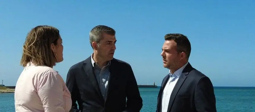 Manuel Domínguez en Lanzarote con la presidenta del PP insular y su secretario general.