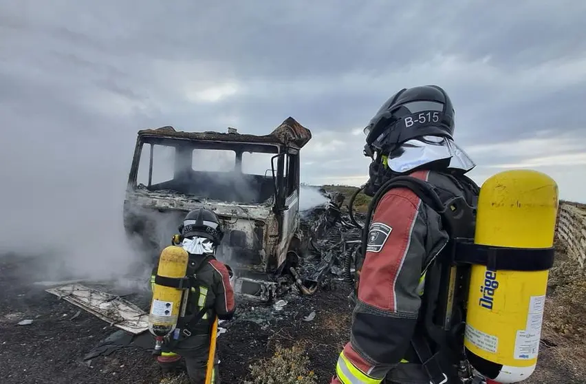 Los bomberos apagan el incendio de un vehículo en Ye.