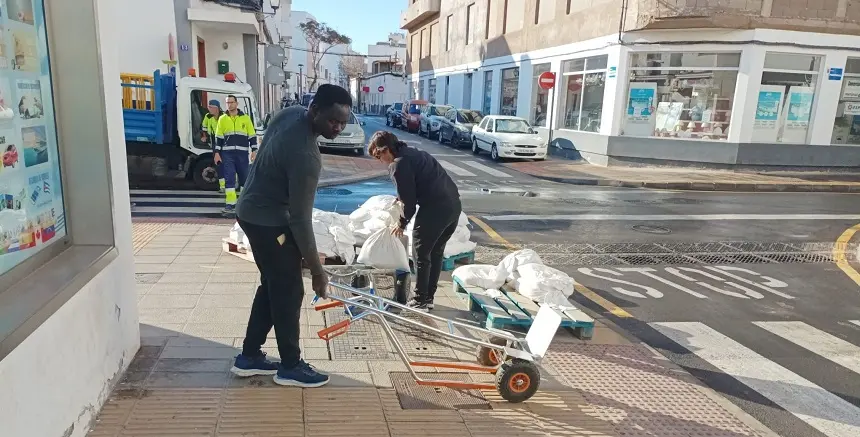 Personal del Ayuntamiento de Arrecife desplegado por las calles asistiendo en las zonas sensibles de inundaciones.