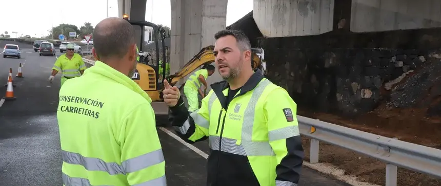 El vicepresidente y responsable de Obras junto a trabajadores de carreteras