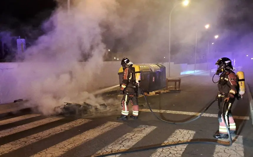 Los bomberos extinguen el fuego en la calle Juan Negrín.