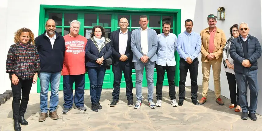 Imagen de la nueva directiva del Consejo Regulador con representantes del Gobierno de Canarias.