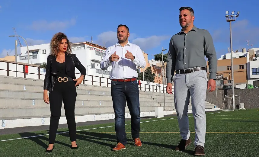 Eli Merino, Yonathan de León y Jacobo Medina en el campo de fútbol del Puerto del Arrecife.
