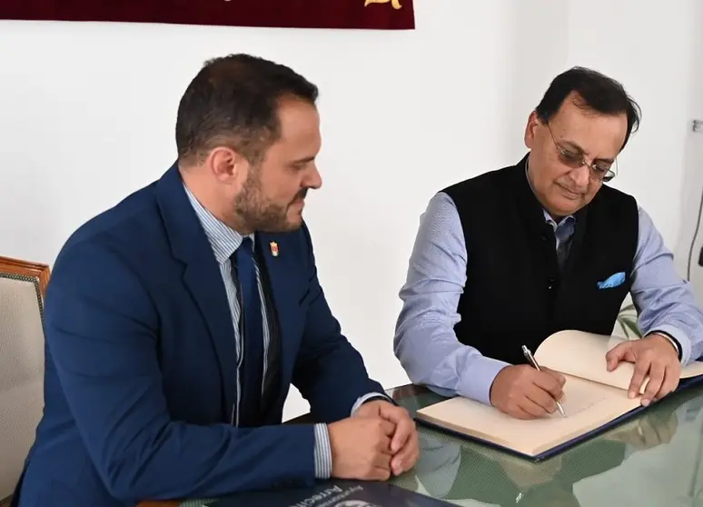 Yonathan de León en su despacho de la Casa Consistorial al embajador de India en España, Dinesh K. Patnaik.