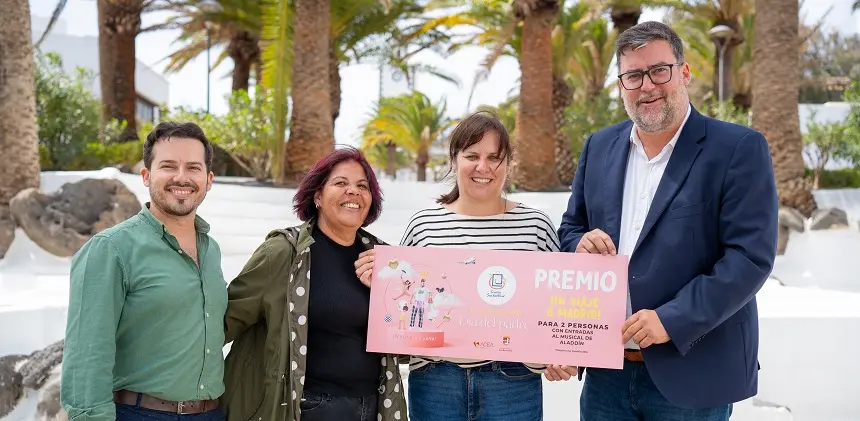Entrega del premio por el Día del Padre.