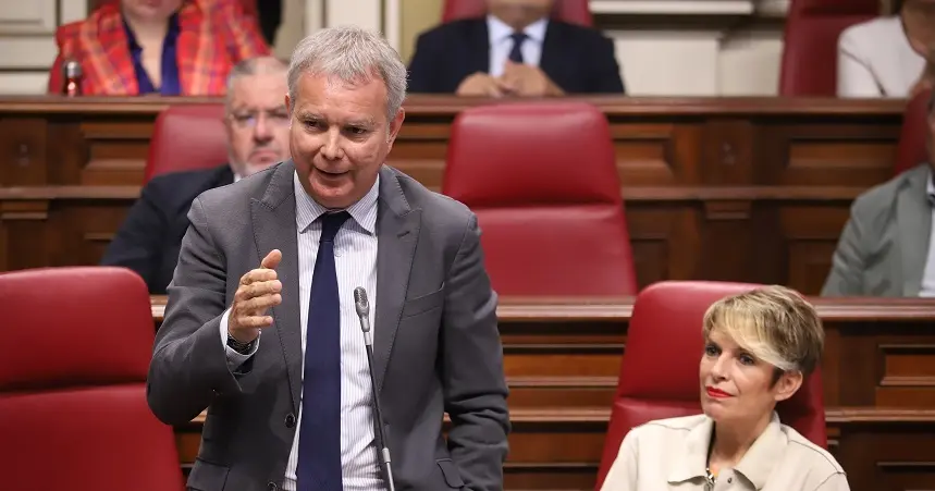 Chano Franquis en el Parlamento de Canarias.