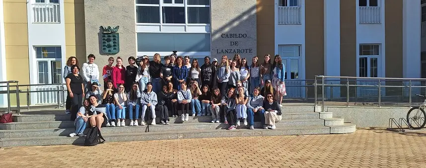La consejera de Educación recibe a los alumnos de intercambio