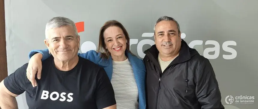 Los presentadores de Crónicas Radio Chalo Frías y Laura San José con el consejero delegado de los Centros de Arte, Cultura y Turismo del Cabildo de Lanzarote, Ángel Vázquez.
