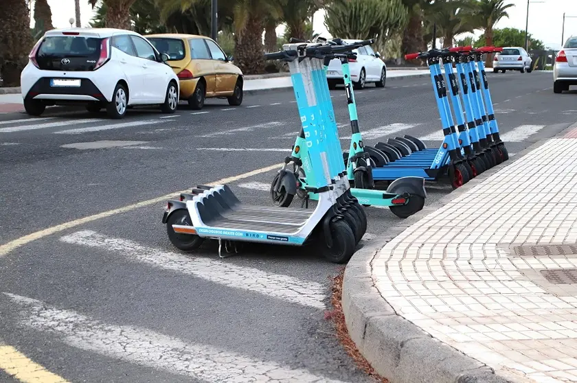 Imagen de patinetas municipales en Yaiza.