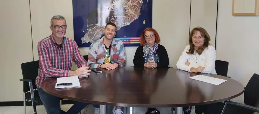 Marci Acuña en la reunión con los colectivos