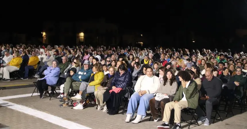 El público llenó la plaza para seguir la obra en una noche fría