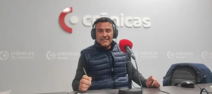 El presidente del Cabildo siguió atento todo el tramo inicial del programa e intervino incluso cuando el presentador mantuvo una entrevista con el presidente de la Cooperativa del Taxi de San Bartolomé