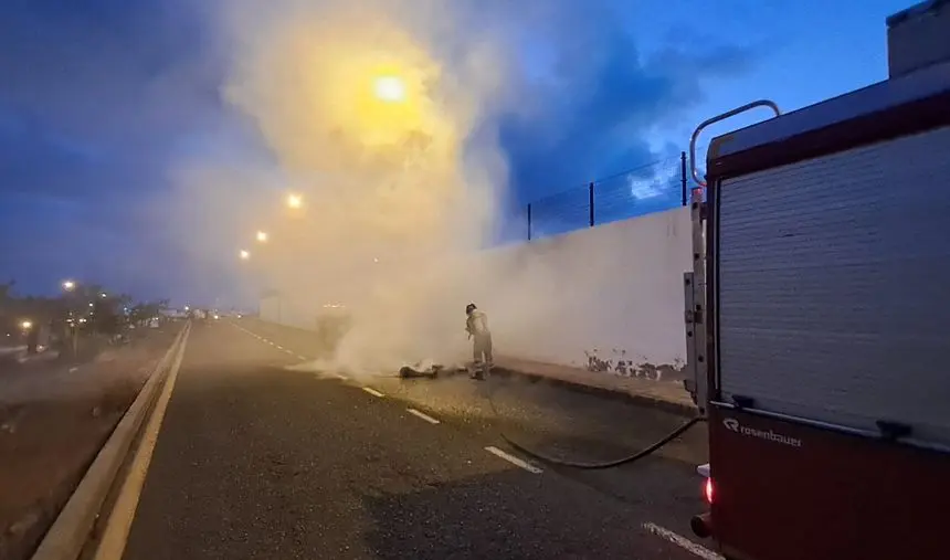 Imagen del momento en el que el bombero apaga el fuego