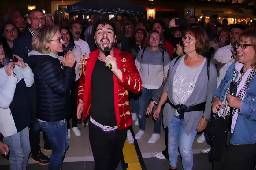 Un momento de la actuación con el cantante entre el público