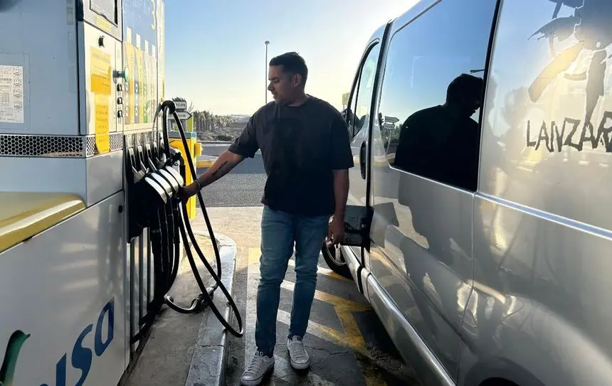 El diputado de Nueva Canarias repostando combustible