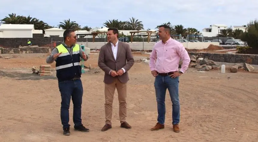 El alcalde de Yaiza visitando una obra de su municipio
