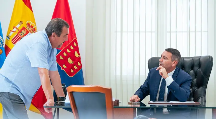 Oswaldo Betancort con su compañero Miguel Ángel Jiménez en el despacho del Cabildo