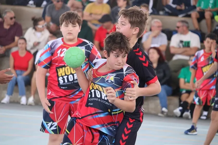 Imagen de dos jugadores luchando por el balón durante uno de los encuentros disputados durante el torneo.