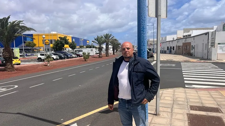 Representante de Acción Civil Lanzarote en la zona de Los Mármoles.