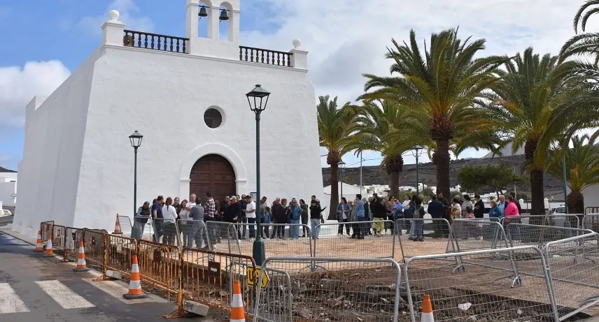 Imagen de las obras de la Plaza y la concentración de los vecinos