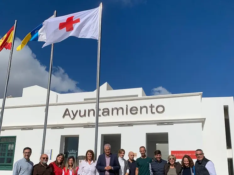 Representantes públicos durante el izado de la bandera de la Cruz Roja