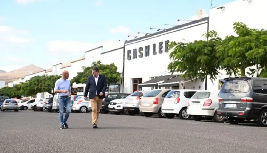 Isidro Pérez y Raúl de León en la zona industrial de Playa Honda.