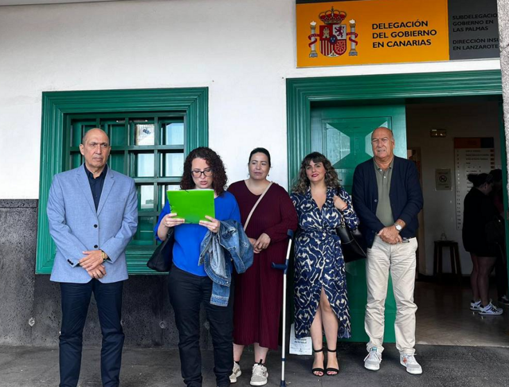 Pedro Viera junto a los representantes de SentirTEA.