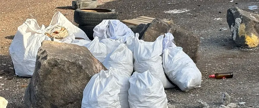 Imagen con las sacas de escombros arrojadas junto a contenedores de basura en un barrio de la capital de Lanzarote 