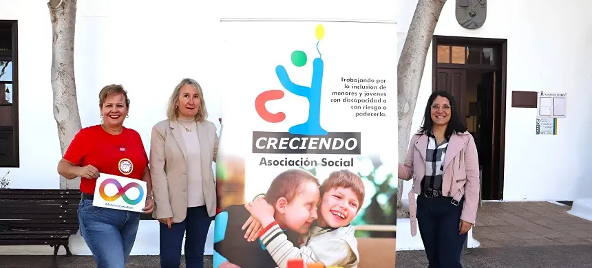 Karina Centeno junto a