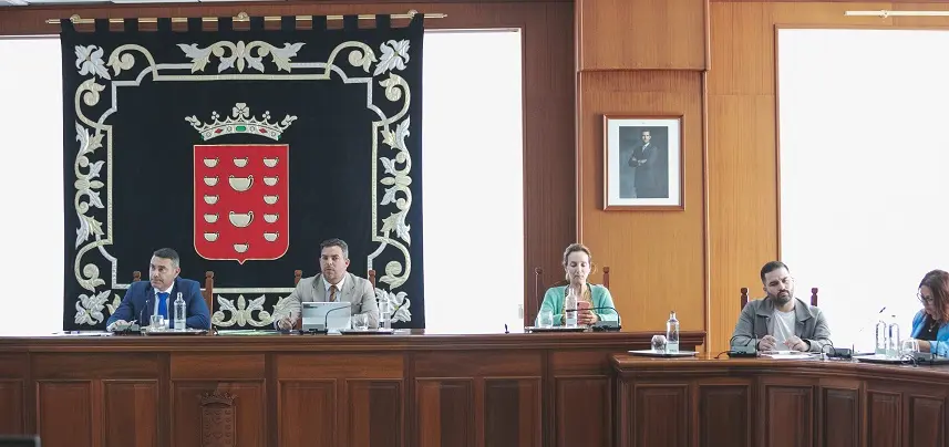 Oswaldo Betancort junto a Jacobo Medina y Jesús Machín en el pleno del Cabildo de Lanzarote.