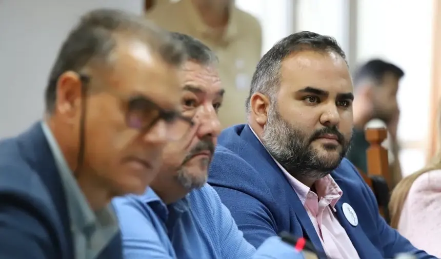 Samuel Martín en el pleno del Cabildo de Lanzarote junto a sus compañeros.