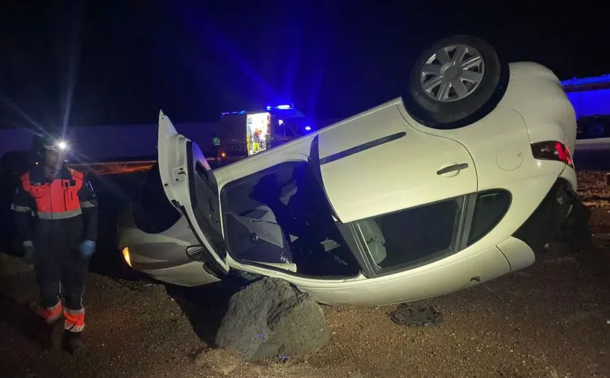 Vuelco de un coche en la rotonda de Playa Blanca.