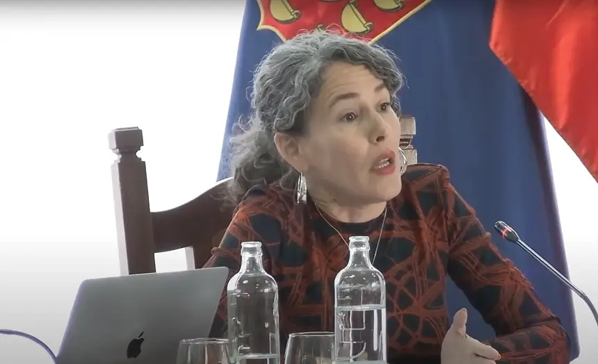 Ariagona González durante el  pleno del Cabildo de Lanzarote.