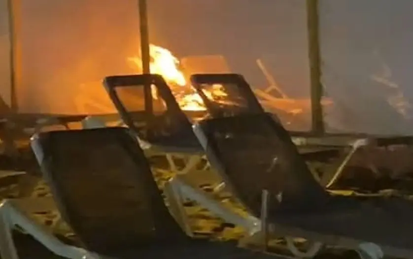 Incendio provocado en las hamacas de la playa de Las Cucharas.