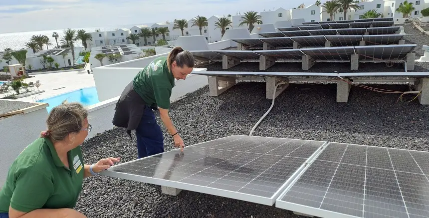 Instalación placas solares Centros Cívicos en San Bartolomé.
