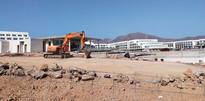 Imagen del macrohotel de la empresa Yudaya que autorizó también el PSOE construir en su día en Playa Blanca, hoy ya abierto al público con más de mil camas.