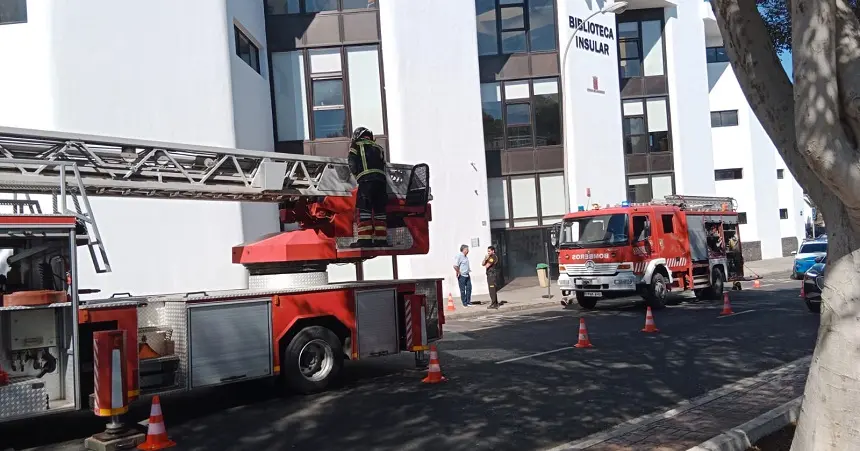 Camiones de los bomberos durante el simulacro.